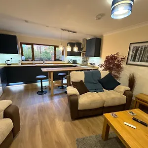 New Flat, 3 X Double Bed En-suite Bedrooms, Private Kitchen & Lounge, Free Private Parking & Own Workspaces Exeter