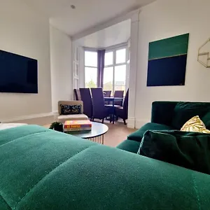 https://the-stray-adjacent-interior-designed-2-bed-apartment-luxury.yorkshirehotels.net